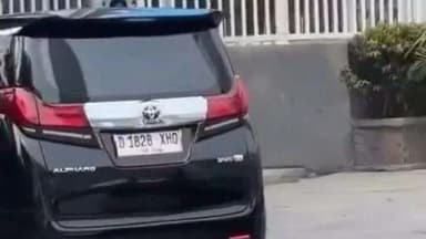 Polda Metro Tilang Pengemudi Alphard yang Terekam Terobos Zebra Cross di Bundaran HI