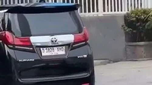 Polda Metro Tilang Pengemudi Alphard yang Terekam Terobos Zebra Cross di Bundaran HI Polda Metro Tilang Pengemudi Alphard yang Terekam Terobos Zebra Cross di Bundaran HI Hukum