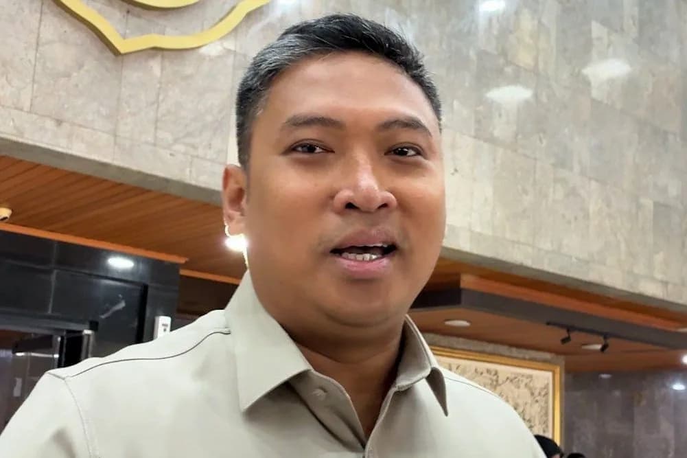 Sudaryono Pecat 261 Pegawai BGN: Ini Pelanggaran dan Dampaknya ke Layanan Publik! man in green polo shirt holding microphone