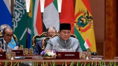 Prabowo di KTT BRICS Dorong Transaksi Mata Uang Lokal, Apa Untungnya untuk Ekonomi Indonesia?